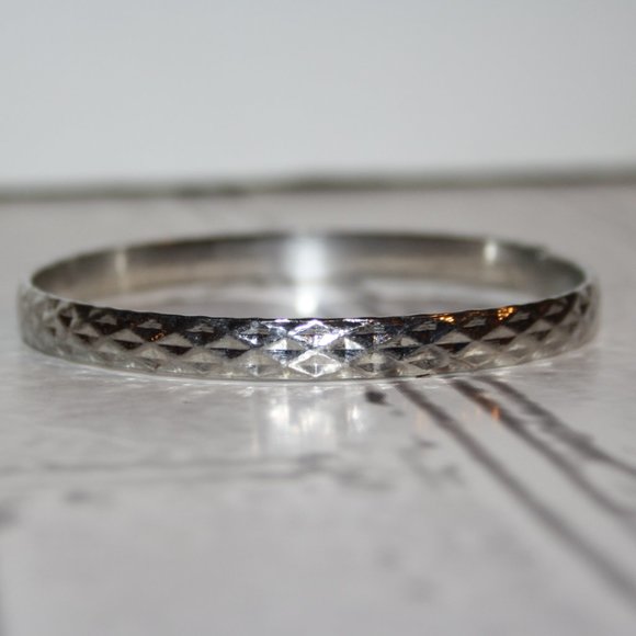 Beautiful silver textured bangle bracelet 7" - Picture 1 of 3